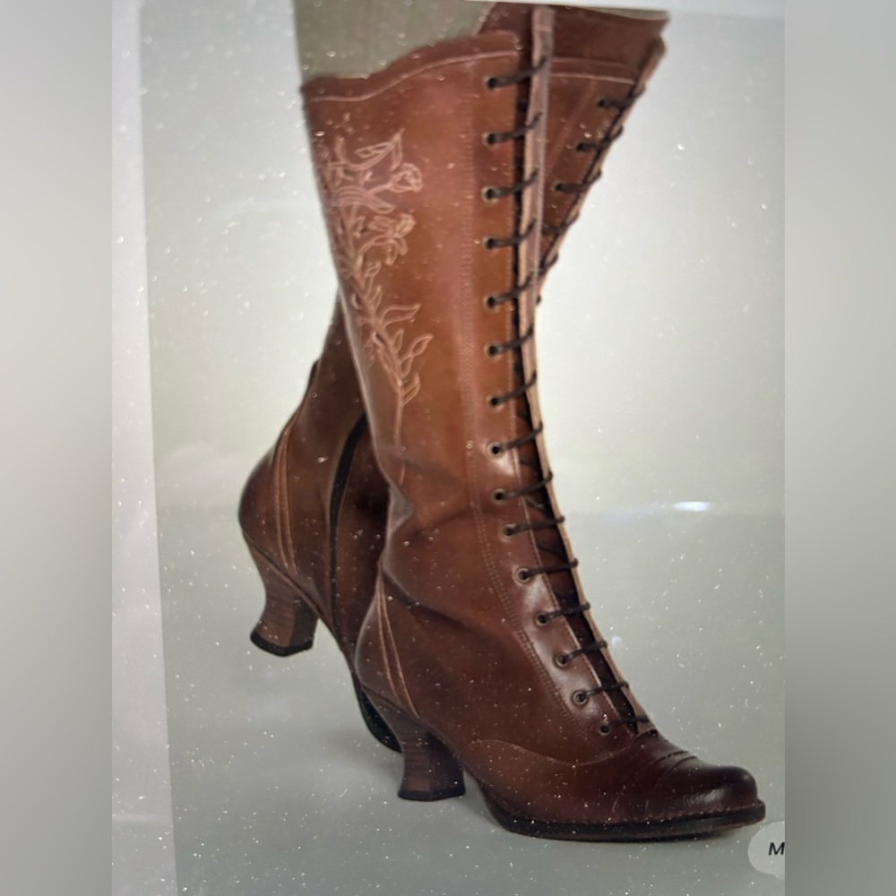 Neosens Victorian boot. Steampunk style